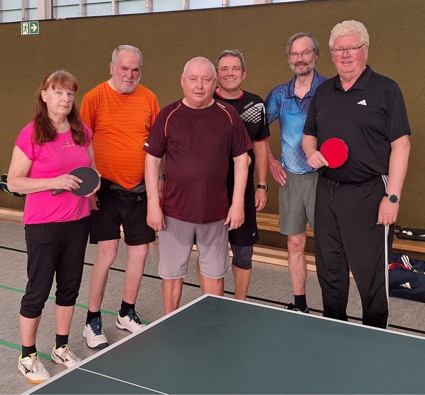 Der Vorstand des TTC Schwarz Weiß Unna in der Sporthalle
